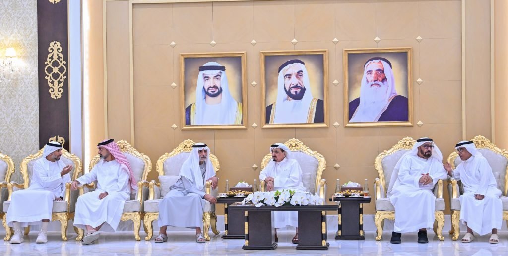حاكم عجمان وولي عهده يواصلان استقبال المهنئين بعيد الأضحى المبارك